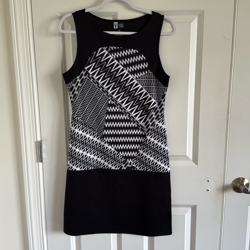 Vibe Sportswear Size Medium Black & White Geometric Dress